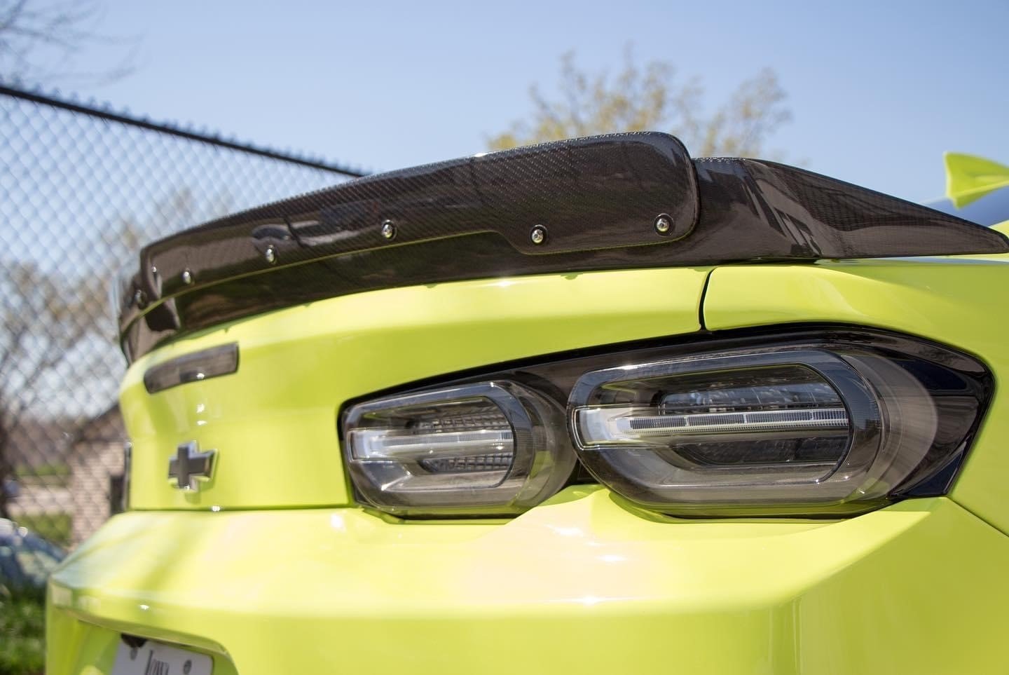ALERÓN DE FIBRA DE CARBONO PARA CHEVY CAMARO 2016-2024 CON VISERA DE MIMBRE