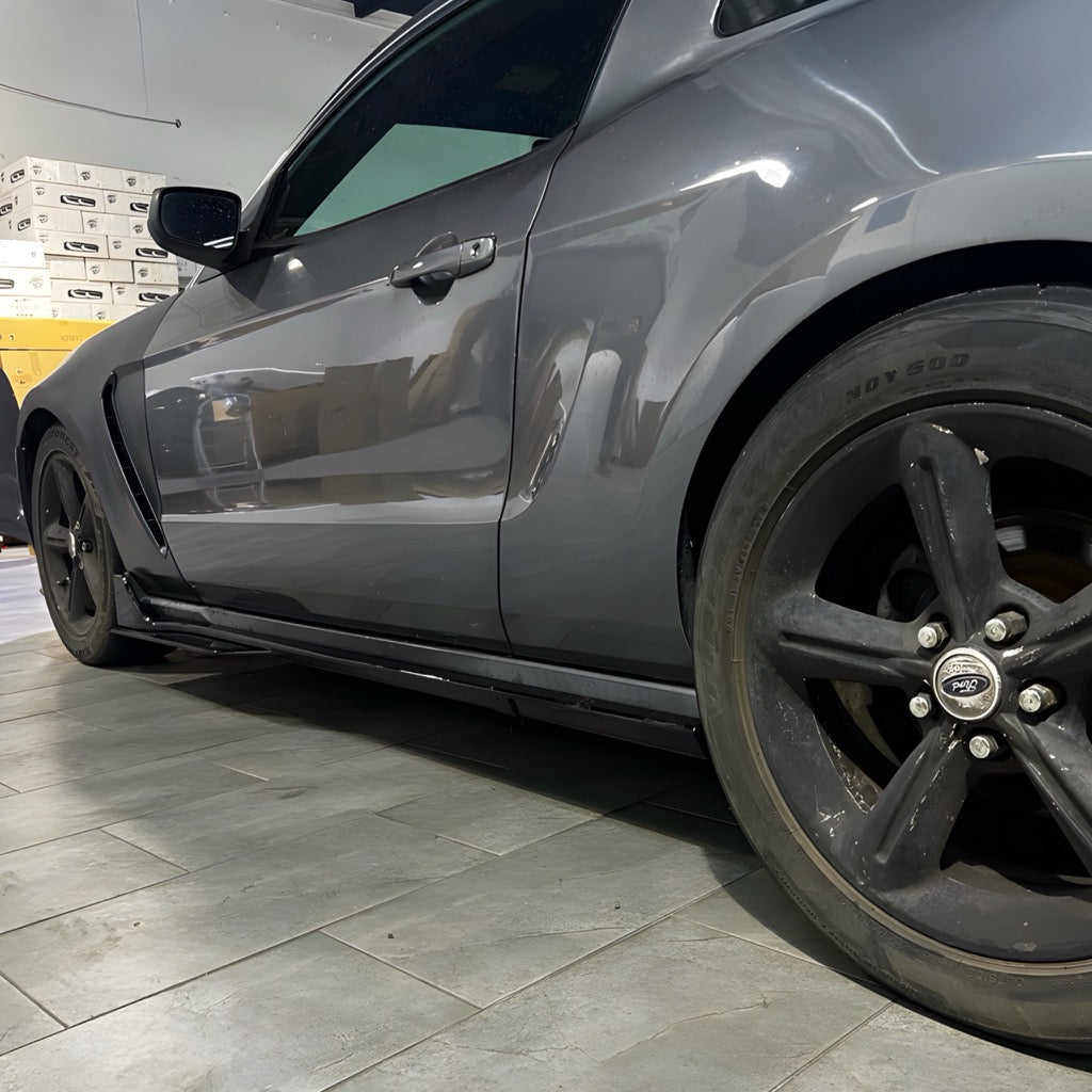 Faldón lateral estilo Mustang S197 GT350 S550 2010-2014 en negro brillante 