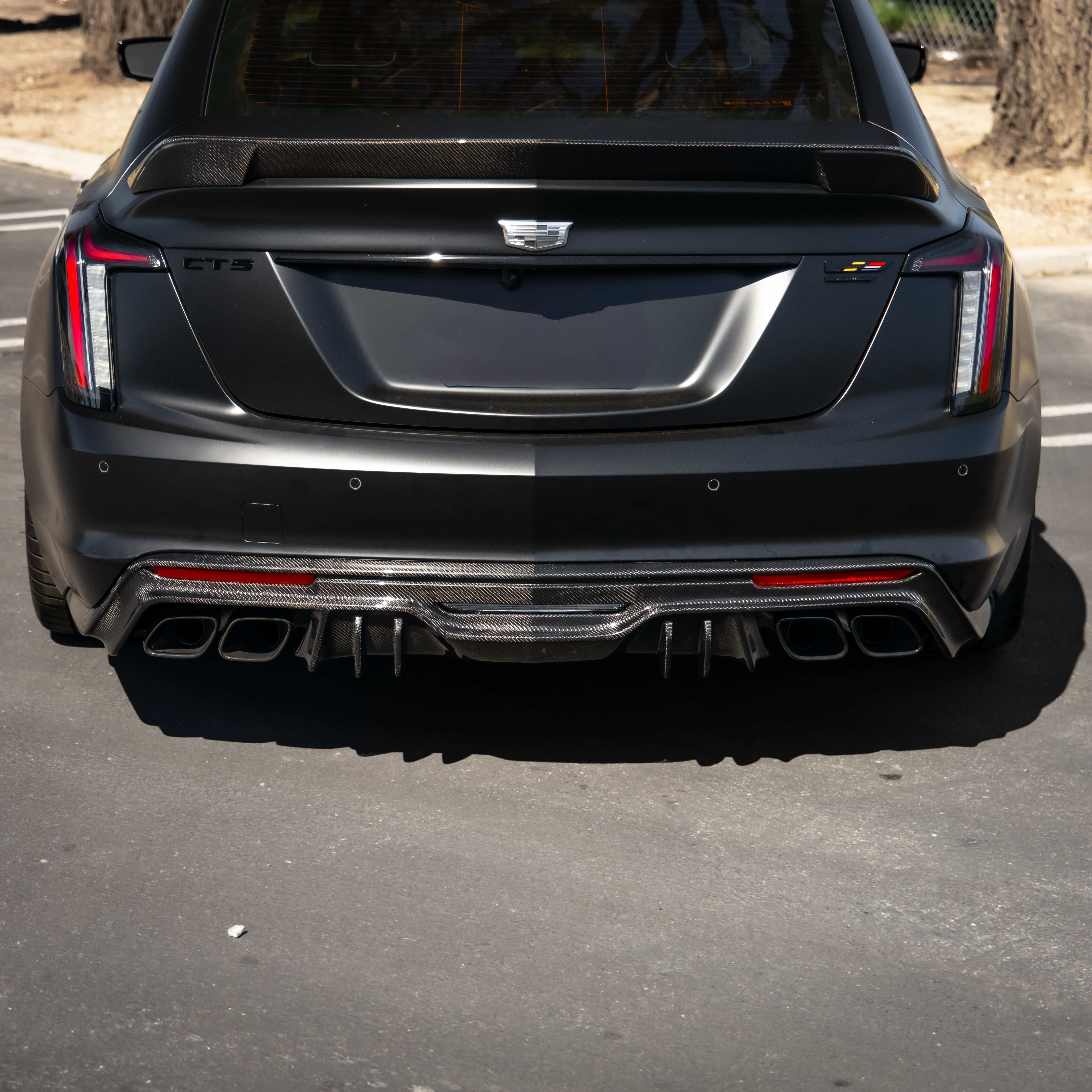 ناشر خلفي من ألياف الكربون من نوع ST لسيارة كاديلاك CT5-V Blackwing طراز 2022-2025 