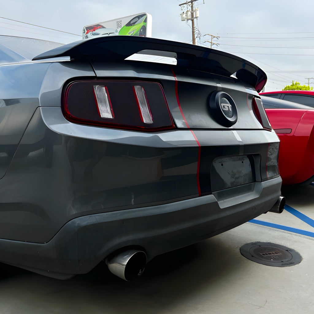 جناح خلفي باللون الأسود اللامع لسيارة موستانج S197 GT500 S550 موديل 2010-2014 