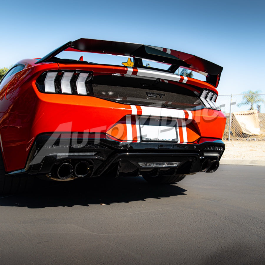 ناشر خلفي من فورد موستانج دارك هورس 2024+ بأربعة أطراف باللون الأسود اللامع 